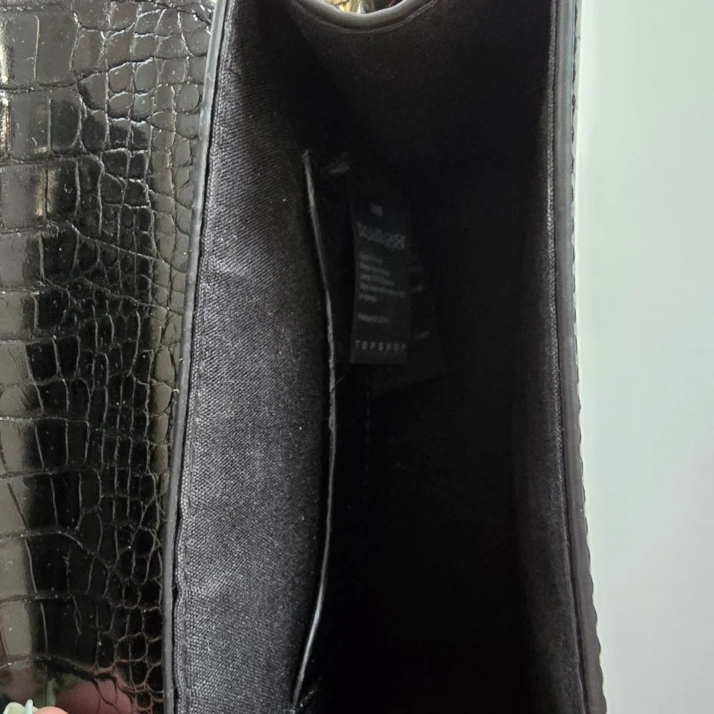 TOPSHOP Black Croc-Embossed Crossbody Bag - Picture 6 of 7
